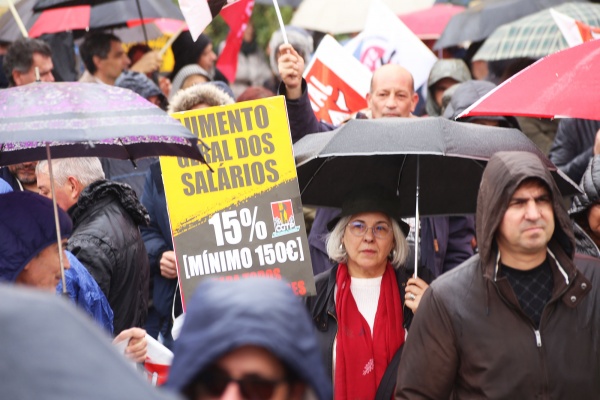 Concentração de trabalhadores na Assembleia da República, CGTP-IN