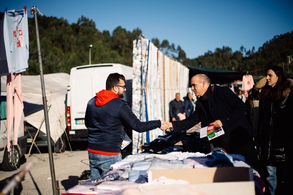 Contacto com a população na Feira da Malveira
