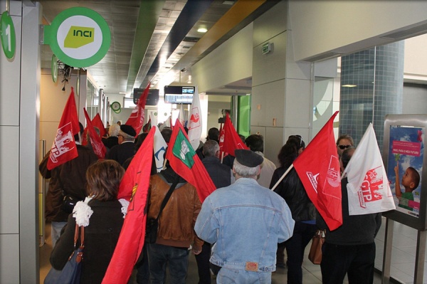 Trabalhadores entram no Mercado de Faro em protesto contra o Orçamento do Estado