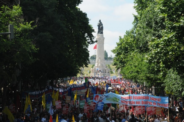 Mais de 300 mil contra a política de direita