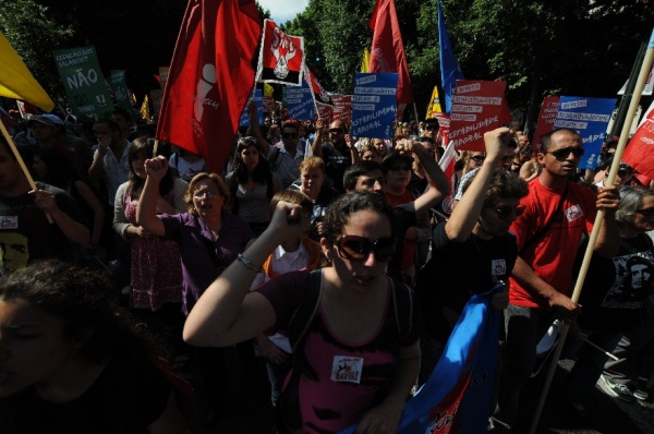 Mais de 300 mil contra a política de direita