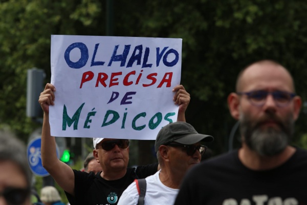 March for the right to health care «More NHS, better health care», Lisboa