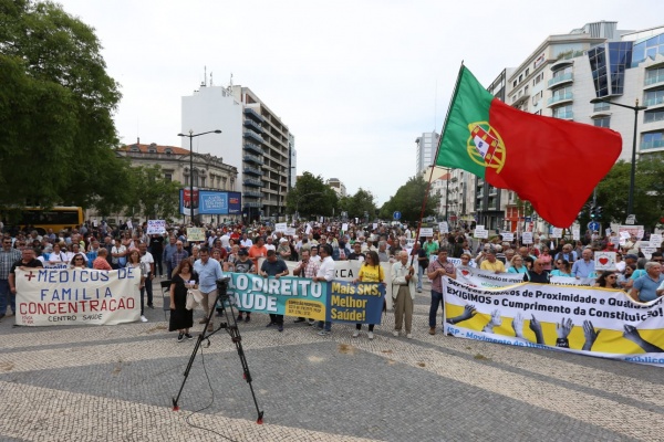 March for the right to health care «More NHS, better health care», Lisboa