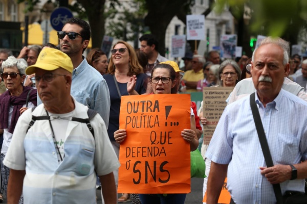 March for the right to health care «More NHS, better health care», Lisboa