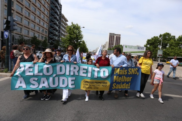 March for the right to health care «More NHS, better health care», Lisboa
